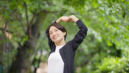 女性　新緑　緑　ストレッチ