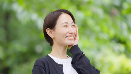 女性　新緑　緑　スキンケア