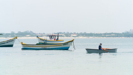 Naklejka premium Barcos Navegação Mar Oceano Embarcação Pesca Vela Iate Porto Costa Lagoa Rio Veleiro Cruzeiro Pesqueiro Antigo Moderno Tradicional Marítimo Litoral Azul Água Horizonte Ancorado Marinha Esporte Náutico
