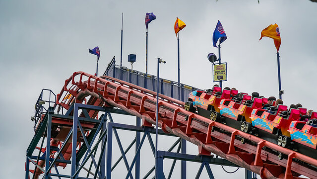 Montanha Russa Parque Temático Diversão Aventura Emoção Brinquedo Radiante Alta Velocidade Curva Looping Carrinho Trem Tempero Férias Família Sorriso Adrenalina Altura Brincadeira Lazer Turista Parque - Powered by Adobe