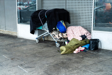 Schlafutensilien eines Obdachlosen in einem Einkaufswagen