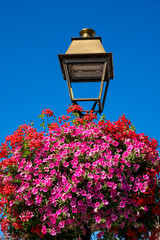 Straßenlaterne mit Blumenschmuck