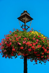 Straßenlaterne mit Blumenschmuck