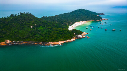 Fototapeta premium Ilha Do Campeche Floripa Santa Catarina Ilha Tropical Passeio Turístico Mar Praia Areia Branca Água Cristalina Natureza Vegetação Nativa Sol Céu Azul Trilha Navegação Barcos Cultura Litorânea Brasil