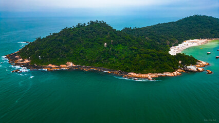 Fototapeta premium Ilha Do Campeche Floripa Santa Catarina Ilha Tropical Passeio Turístico Mar Praia Areia Branca Água Cristalina Natureza Vegetação Nativa Sol Céu Azul Trilha Navegação Barcos Cultura Litorânea Brasil