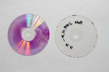 二つに割って記録層を剥がした後のDVDディスク