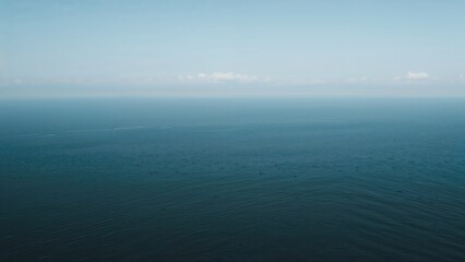 Obraz premium Broad coastal panorama showcasing the water horizon under a blue sky