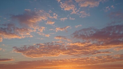 Obraz premium Expansive dusk scenery featuring a blend of gold and blue skies