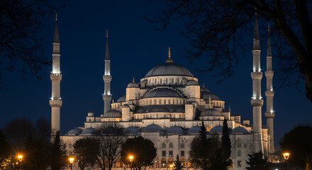 Obraz premium The Blue Mosque of Istanbul at Night: A majestic Islamic landmark with its minarets illuminated against the dark blue sky.
