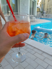 Fare un aperitivo con un cocktail a bordo piscina con la propria famiglia	
