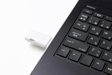 USBメモリが差し込まれたノートパソコン
