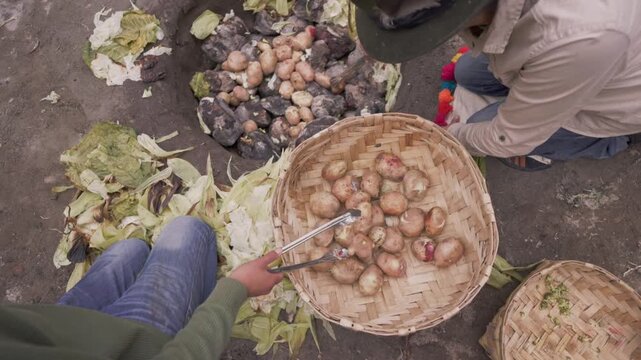 Proceso tradicional de preparaci&oacute;n de alimentos bajo tierra llamado Pachamaca, gastronom&iacute;a ex&oacute;tica en Otavalo, Ecuador 