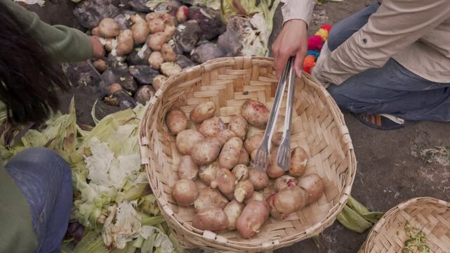 Proceso tradicional de preparaci&oacute;n de alimentos bajo tierra llamado Pachamaca, gastronom&iacute;a ex&oacute;tica en Otavalo, Ecuador 