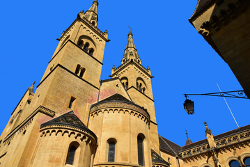 Obraz premium Tours et chevet romans de la collégiale Notre-Dame de Neuchâtel. Suisse 