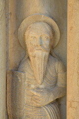 Statue de saint Paul au portail de la collégiale Notre-Dame de Neuchâtel. Suisse	