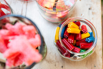 Gominolas, dulces y chucherías de un candy bar, en una boda. Regalices, ladrillos, ositos, 