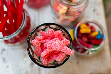 Gominolas, dulces y chucherías de un candy bar, en una boda. Regalices, ladrillos, ositos, 