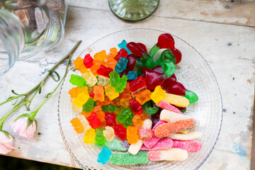 Gominolas, dulces y chucherías de un candy bar, en una boda. Regalices, ladrillos, ositos, 