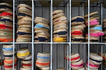 Des espadrilles de couleurs rangées par taille