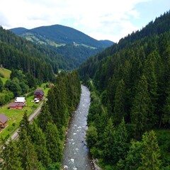 Obraz premium Mountain valley with river and houses