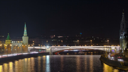 Obraz premium View from the bridge on Moscow Kremlin and the waterfront of the Moscow river timelapse