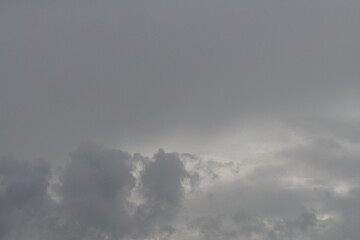 Licht bei Regenwetter, bedeckter Wolken Himmel