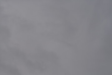 Pures Grau als dicht und vollständig bedeckter Wolken Himmel