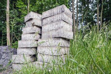 Konzept Baustelle Vorbereitung, Pause, Krise oder Baustopp: Aufeinander gestapelte Pflastersteine...