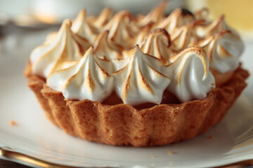 Meringue tartlet on a white saucer.