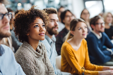 Obraz premium Diverse group of young adults listening attentively in a meeting
