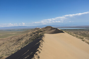 Footprints along the singing dune ridge