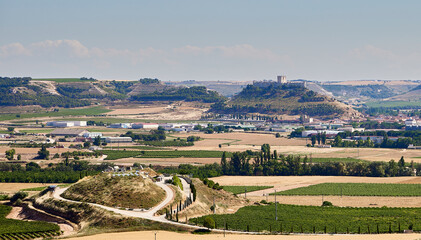 Pe&ntilde;afiel. Panoramic view of the town of Pe&ntilde;afiel, with its medieval castle. This town is located in the province of Valladolid (Castile and Le&oacute;n).