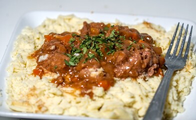 a beef casserole with mash potatoes 