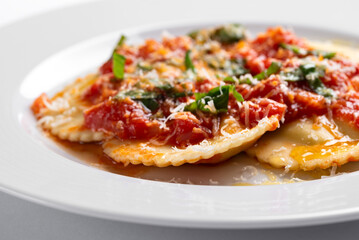 Ravioli di ricotta con pomodoro e basilico, pasta italiana 