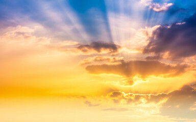 Obraz premium Sky with Sunlight Rays Shining Through Clouds | Dramatic Golden Hour Atmospheric Landscape