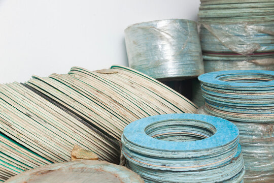 Paronite gaskets for flange connections of pipes of various sizes