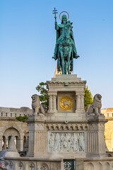 Obraz premium Statue of King Saint Stephen in Front of Fisherman’s Bastion in Budapest
