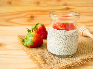 Vanilla chia pudding with fresh strawberries