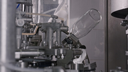Automated machine preparing empty glass jars for