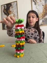 menina com autismo  brinca com  peças coloridas 