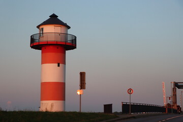 Leuchtturm-Richtfeuer an der Elbe vor Hamburg