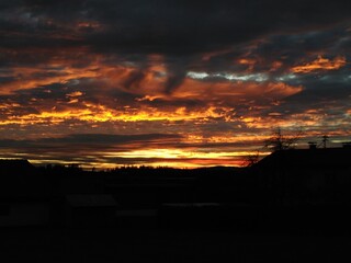 Wetterkapriole mit düsteren Wolken bei Sonnenuntergang