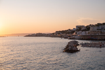 Magnifique paysage d'un coucher de soleil depuis la ville de Marseille sur la Corniche Kennedy 