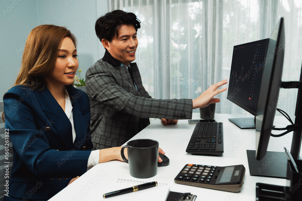 Aufkleber asian business partners pointing to profit highest dynamic stock exchange data on computer screen va