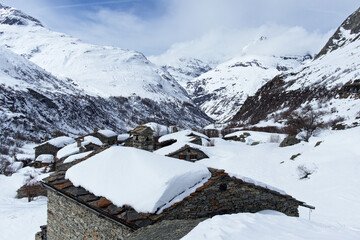 Village des alpes enneigé