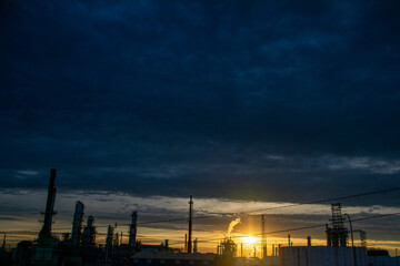 Obraz premium Sunset silhouettes at oil refinery Detroit Michigan 