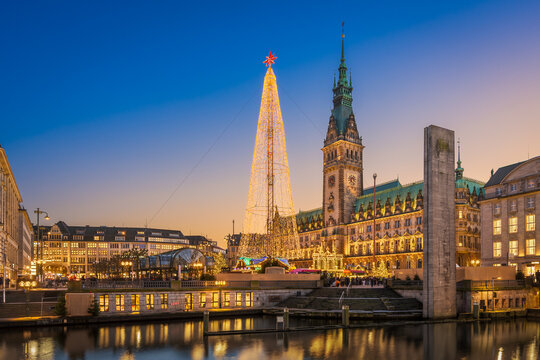 Christmas market and Christmas tree in front of the Town Hall in Hamburg, Germany