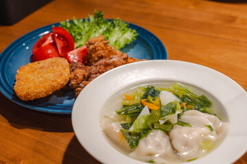 Japanese Dinner with Soup Dumplings and Fried Chicken / 水餃子と唐揚げの夕食

