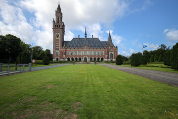 Obraz premium Exterior of The Hague's Peace Palace against a blue sky