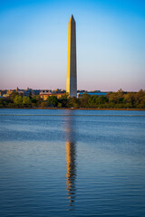 Obraz premium Washington Monument Reflected at Sunset